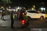 Pengendara motor memutar balik saat pemberlakuan jam malam di Pos Pemeriksaan Pembatasan Sosial Berskala Besar (PSBB) Jalan Ahmad Yani Kilometer enam, Banjarmasin, Kalimantan Selatan, Rabu (13/5/2020) malam. Saat pemberlakuan jam malam pukul 21.00 Wita hingga 06.00 Wita akses masuk maupun keluar Kota diperketat dengan akses terbatas sesuai dengan Peraturan Wali Kota Banjarmasin nomor 37 tahun 2020 tentang pelaksanaan PSBB di Kota Banjarmasin. Foto Antaranews Kalsel/Bayu Pratama S.