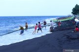 Nelayan menjaring ikan di Pulau Santen, Banyuwangi, Jawa Timur, Rabu (13/5/2020). Banyaknya sampah di lautan akibat kurangnya kesadaran masyarakat dalam membuang sampah pada tempatnya, membuat aktivitas nelayan terganggu karena menyangkut ke dalam jaring yang dapat merusak. Antara Jatim/Budi Candra Setya/zk.