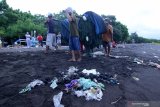 Nelayan mengangkat jaring yang sudah dibersihkan dari sampah di Pulau Santen, Banyuwangi, Jawa Timur, Rabu (13/5/2020). Banyaknya sampah dilautan akibat kurangnya kesadaran masyarakat dalam membuang sampah pada tempatnya, membuat aktivitas nelayan terganggu karena menyangkut kedalam jaring yang dapat merusak. Antara Jatim/Budi Candra Setya/zk.