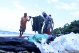 Nelayan beraktivitas di antara sampah yang ada di Pulau Santen, Banyuwangi, Jawa Timur, Rabu (13/5/2020). Banyaknya sampah di lautan akibat kurangnya kesadaran masyarakat dalam membuang sampah pada tempatnya, membuat aktivitas nelayan terganggu karena menyangkut ke dalam jaring yang dapat merusak. Antara Jatim/Budi Candra Setya/zk.