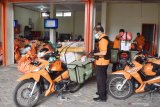 Petugas menyiapkan paket sebelum dikirim ke alamat tujuan di Kantor Sentral Distribusi Kantor Pos Besar Madiun, Jawa Timur, Selasa (12/5/2020). Menurut petugas, selama masa pandemi COVID-19 terjadi peningkatan jumlah pengiriman paket hingga dua kali lipat dari sebelumnya empat hingga lima ton menjadi sembilan hingga 10 ton perhari yang sebagian besar merupakan paket belanja daring. Antara Jatim/Siswowidodo/zk