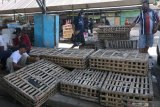 Pedagang ayam beraktivitas di pasar Banjaran, Kota Kediri, Jawa Timur, Rabu (13/5/2020). Pemerintah daerah setempat membuka kembali pasar tradisional itu setelah sebelumnya ditutup selama tiga hari pasca seorang pedagang dinyatakan positif COVID-19. Antara Jatim/Prasetia Fauzani/zk.