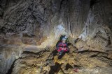 Pegiat susur gua yang tergabung Caves Society Tasikmalaya menulusuri Gua Sarongge Jompong di Kecamatan Bojongasih, Kabupaten Tasikmalaya, Jawa Barat, Rabu (13/5/2020). Kegiatan rutin susur gua tersebut dilakukan untuk meneliti ekosistem mikroorganisme di dalam gua yang berada di kawasan karst dan telah meneliti 492 gua di seluruh Kabupaten Tasikmalaya. ANTARA JABAR/Adeng Bustomi/agr