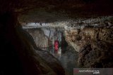 Pegiat susur gua yang tergabung Caves Society Tasikmalaya menulusuri Gua Sarongge Jompong di Kecamatan Bojongasih, Kabupaten Tasikmalaya, Jawa Barat, Rabu (13/5/2020). Kegiatan rutin susur gua tersebut dilakukan untuk meneliti ekosistem mikroorganisme di dalam gua yang berada di kawasan karst dan telah meneliti 492 gua di seluruh Kabupaten Tasikmalaya. ANTARA JABAR/Adeng Bustomi/agr