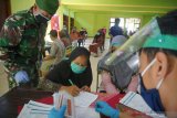 Petugas membagikan Kartu Keluarga Sejahtera (KKS) kepada warga penerima Bantuan Pangan Nontunai (BPNT) di Tulungagung, Jawa Timur, Rabu (13/5/2020). Jumlah jangkauan penerima BPNT di Tulungagung untuk tahun anggaran 2020 telah diperluas sebanyak 34.177 keluarga, yakni dari sebelumnya ditetapkan sebanyak 50.144 KK menjadi 84.321 keluarga prasejahtera sebagai imbas pandemi COVID-19 yang memicu meningkatnya kemiskinan di daerah itu. Antara Jatim/Destyan Sujarwoko/zk.