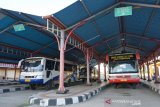 Suasana terminal tipe A Dungingi yang sepi di Kota Gorontalo, Rabu (12/5/2020). Larangan mudik dan penutupan perbatasan Gorontalo, Sulawesi Utara dan Sulawesi Tengah dalam penerapan Pembatasan Sosial Berskala Besar (PSBB) mengakibatkan terminal Antar Kota Antar Provinsi tersebut sepi. (ANTARA FOTO/Adiwinata Solihin)