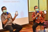 CEO Bank Mandiri Jawa Timur I Gede Raka Arimbawa (kiri) bersama Regional Operation Head Bank Mandiri Region VIII, Abdul Rasyid menunjukkan Mandiri Online pada smartphonenya ketika memberikan keterangan kepada wartawan di Gedung Bank Mandiri Tunjungan, Surabaya, Jawa Timur, Rabu (13/05/2020). Untuk mengantisipasi kebutuhan uang tunai masyarakat Jawa Timur, Bank Mandiri Region VIII / Jawa 3 (Jawa Timur) menyiapkan uang tunai sebesar Rp.4,4 triliun. Antara Jatim/Zabur Karuru