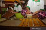 Pekerja membuat kue kering di industri rumahan yang ada di Jalan Gubernur Suryo Kabupaten Jombang, Jawa Timur, Kamis (14/5/2020). Pengusaha kue kering rumahan tersebut tetap produksi walaupun mengalami penurunan penjualan dan produksi sekitar 50 persen dibanding tahun lalu akibat pandemi virus Corona dengan melakukan inovasi memasarkan kue kering yang dijual mulai harga Rp20 ribu-Rp80 ribu per toples tersebut melalui sosial media. Antara Jatim/Syaiful Arif/zk