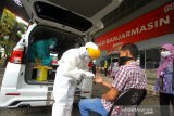 Petugas kesehatan mengambil sampel darah saat diagnostik cepat COVID-19 atau Rapid Test di kawasan Pasar Sentra Antasari, Banjarmasin, Kalimantan Selatan, Kamis (14/5/2020). Dinas Kesehatan Kota Banjarmasin kembali melakukan Rapid Test kedua di kawasan pasar tersebut dari 200 orang terdiri dari juru parkir, pedagang dan pengunjung yang dilakukan Rapid Test sebanyak 46 orang dinyatakan reaktif COVID-19. Foto Antaranews Kalsel/Bayu Pratama S.