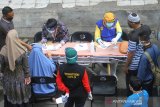 Petugas kesehatan melakukan pendataan saat diagnostik cepat COVID-19 atau Rapid Test di kawasan Pasar Sentra Antasari, Banjarmasin, Kalimantan Selatan, Kamis (14/5/2020). Dinas Kesehatan Kota Banjarmasin kembali melakukan Rapid Test kedua di kawasan pasar tersebut dari 200 orang terdiri dari juru parkir, pedagang dan pengunjung yang dilakukan Rapid Test sebanyak 46 orang dinyatakan reaktif COVID-19. Foto Antaranews Kalsel/Bayu Pratama S.