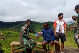 Prajurit TNI berikan layanan kesehatan warga kampung Abmisibil Pegunungan Bintang