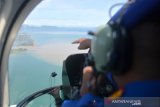 Pemantauan udara menggunakan helikopter Ditpolair Polda Aceh di perairan Krueng Raya, Samudera Indonesia, Aceh Besar, Kamis (14/5/2020). Patroli udara di perairan Samudera Indonesia dan Selat Melaka serta jalur tikus pelabuhan di perarian Aceh itu untuk memonitaor pergerakan dua kapal mengangkut sekitar 500 imigran Rohingya yang kemungkinan memasuki perairan Aceh, setelah sebelumnya kapal imigran itu terpantau memasuki perairan Malaysia Antara Aceh/Ampelsa.