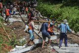 Sejumlah pekerja memperbaiki bantalan rel kereta api di perlintasan Desa Pawindan, Kabupetan Ciamis, Jawa Barat, Kamis (14/5/2020). PT Kereta Api Indonesia (KAI) Daerah Operasi (Daop) 2 Bandung melakukan pembenahan dan penataan serta perbaikan rel untuk memastikan keselamatan perjalanan KA. ANTARA JABAR/Adeng Bustomi/agr