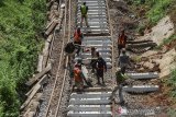 Sejumlah pekerja memperbaiki bantalan rel kereta api di perlintasan Desa Pawindan, Kabupetan Ciamis, Jawa Barat, Kamis (14/5/2020). PT Kereta Api Indonesia (KAI) Daerah Operasi (Daop) 2 Bandung melakukan pembenahan dan penataan serta perbaikan rel untuk memastikan keselamatan perjalanan KA. ANTARA JABAR/Adeng Bustomi/agr