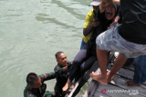 Tak diperbolehkan melayat orangtuanya karena pandemi COVID-19, Salmiah nekat melompat ke laut