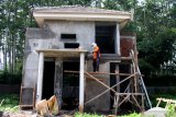 Pekerja menyelesaikan pembangunan sebuah perumahan di Malang, Jawa Timur, Kamis (14/5/2020). BNI Syariah menargetkan pembiayaan Kredit Pemilikan Rumah (KPR) melalui Program Tunjuk Rumah mencapai Rp 1,4 Triliun hingga akhir 2020 dengan mengoptimalkan pemasaran melalui media sosial di tengah pandemi COVID-19. Antara Jatim/Ari Bowo Sucipto/zk