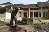 Pekerja menyelesaikan pembangunan sebuah perumahan di Malang, Jawa Timur, Kamis (14/5/2020). BNI Syariah menargetkan pembiayaan Kredit Pemilikan Rumah (KPR) melalui Program Tunjuk Rumah mencapai Rp 1,4 Triliun hingga akhir 2020 dengan mengoptimalkan pemasaran melalui media sosial di tengah pandemi COVID-19. Antara Jatim/Ari Bowo Sucipto/zk