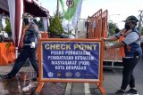 Petugas menyiapkan rambu-rambu pembatas yang akan difungsikan saat penerapan Pembatasan Kegiatan Masyarakat (PKM) di Denpasar, Bali, Kamis (14/5/2020). Pemkot Denpasar akan menerapkan Pembatasan Kegiatan Masyarakat (PKM) dengan tahap awal dilaksanakan pada 15-30 Mei 2020 sebagai upaya untuk mempercepat penanganan COVID-19. ANTARA FOTO/Fikri Yusuf/nym.