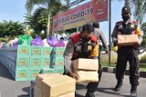 Sejumlah anggota polisi menyiapkan paket bantuan bahan pokok untuk didistribusikan ke warga terdampak pandemi COVID-19 di halaman Mapolres Madiun Kota, Jawa Timur, Jumat (15/5/2020). Dalam kegiatan yang merupakan Gerakan Bakti Sosial Peduli COVID-19 tersebut jajaran Polres Madiun Kota menyalurkan 1.518 paket bahan pokok kepada warga yang membutuhkan guna membantu meringankan beban hidup pada masa pandemi COVID-19 sekaligus menghadapi hari raya Idul Fitri. Antara Jatim/Siswowidodo/zk