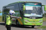 Polisi menepikan bus jurusan Jakarta-Madura di pos chek poin Terminal Cargo, Pamekasan, Jawa Timur, Jumat (15/5/2020). Gugus Tugas Percepatan penanganan COVID-19 di kabupaten itu, meningkatkan pemeriksaan kendaraan dari luar kota, pasca kebijakan Kementerian Perhubungan terkait beroperasinya kembali semua moda transportasi per Kamis (7/5/2020) lalu. Antara Jatim/Saiful Bahri/zk