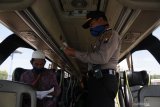 Polisi memeriksa kelengkapan dokumen pemudik di pos chek poin Terminal Kargo, Pamekasan, Jawa Timur, Jumat (15/5/2020) Gugus Tugas Percepatan penanganan COVID-19 di kabupaten itu, meningkatkan pemeriksaan kendaraan dari luar kota, pasca kebijakan Kementerian Perhubungan terkait beroperasinya kembali semua moda transportasi per Kamis (7/5/2020) lalu. Antara Jatim/Saiful Bahri/zk