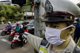 Sebuah Patung Polisi Lalu Lintas yang terletak di ruas jalan dipasangkan masker di Bandung, Jawa barat, Jumat (15/5/2020). Patung yang menjadi salah satu simbol ketertiban berlalu lintas Kota Bandung tersebut dipasangkan masker guna meningkatkan kesadaran masyarakat untuk wajib menggunakan masker di masa pandemi COVID-19 agar tidak tertular saat beraktivitas di luar Rumah. ANTARA JABAR/Novrian Arbi/agr