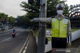 Sebuah Patung Polisi Lalu Lintas yang terletak di ruas jalan dipasangkan masker di Bandung, Jawa barat, Jumat (15/5/2020). Patung yang menjadi salah satu simbol ketertiban berlalu lintas Kota Bandung tersebut dipasangkan masker guna meningkatkan kesadaran masyarakat untuk wajib menggunakan masker di masa pandemi COVID-19 agar tidak tertular saat beraktivitas di luar Rumah. ANTARA JABAR/Novrian Arbi/agr