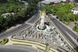 Sejumlah pengendara melintas di jalan Ngurah Rai saat hari pertama penerapan Pembatasan Kegiatan Masyarakat (PKM) di kawasan taman Titi Banda, Denpasar, Bali, Jumat (15/5/2020). Kota Denpasar menerapkan PKM selama satu bulan dengan mendirikan 10 pos pantau terutama di perbatasan kota untuk mengawasi aktivitas warga tanpa tujuan jelas dan melanggar protokol kesehatan termasuk melanggar larangan mudik dalam upaya menghentikan penyebaran wabah COVID-19. Bali Antaranews/Nyoman Budhiana.