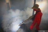 Petugas melakukan fogging atau pengasapan di Desa Pinggirsari, Tulungagung, Jawa Timur, Jumat (15/5/2020). Fogging itu dilakukan untuk menekan laju penularan wabah chikungunya yang telah menginfeksi lebih 35 orang penduduk desa setempat, sembilan di antaranya mengalami kelumpuhan. Antara Jatim /Destyan Sujarwoko/zk