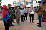 Bupati Gowa keliling pos pengamanan perbatasan bagikan vitamin