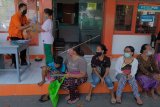 Warga antre mendapatkan pelayanan pencairan Bantuan Sosial Tunai (BST) di Kantor Pos Padangsambian, Denpasar, Bali, Jumat (15/5/2020). Bantuan tersebut diberikan kepada Keluarga Penerima Manfaat (KPM) dengan besaran Rp600 ribu per kepala keluarga untuk membantu perekonomian akibat pandemi COVID-19. ANTARA FOTO/Nyoman Hendra Wibowo/nym