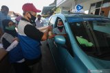 Pengemudi taksi Blue Bird menerima paket Ramadhan di Pool Taxi Blue Bird Jalan Platuk Donomulyo, Surabaya, Jawa Timur, Sabtu (16/5/2020). Pambagian paket Ramadhan oleh Yayasan Manarul Ilmi (YMI) ITS bersama Aksi Cepat Tanggap (ACT) kepada para nelayan dan pengemudi taksi itu untuk meringankan beban ekonomi mereka di tengah wabah COVID-19. Antara Jatim/Didik/Zk