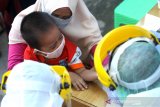 Petugas kesehatan mengambil sampel darah saat diagnostik cepat COVID-19 atau Rapid Test di kawasan Pasar lama, Banjarmasin, Kalimantan Selatan, Sabtu (16/5/2020). Dinas Kesehatan Kota Banjarmasin berupaya memutus mata rantai penyebaran COVID-19 dengan melakukan Rapid Test massal terhadap 1.500 orang di enam pasar tradisional di Kota Banjarmasin. Foto Antaranews Kalsel/Bayu Pratama S.