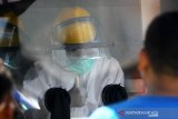 Petugas kesehatan mengambil sampel darah saat diagnostik cepat COVID-19 atau Rapid Test di kawasan Pasar Lima, Banjarmasin, Kalimantan Selatan, Sabtu (16/5/2020). Dinas Kesehatan Kota Banjarmasin berupaya memutus mata rantai penyebaran COVID-19 dengan melakukan Rapid Test massal terhadap 1.500 orang di enam pasar tradisional di Kota Banjarmasin. Foto Antaranews Kalsel/Bayu Pratama S.