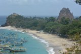 Perahu nelayan bersandar di Pantai Pasir Putih Malikan (Papuma), Wuluhan, Jember, Jawa Timur, Sabtu (16/5/2020). Pantai Papuma, salah satu pantai yang menjadi ikon Kabupaten Jember, kini ditutup untuk umum di masa pandemi COVID-19. Antara Jatim/Seno/zk