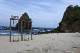 Suasana Pantai Pasir Putih Malikan (Papuma) di Wuluhan, Jember, Jawa Timur, Sabtu (16/5/2020). Pantai Papuma, salah satu pantai yang menjadi ikon Kabupaten Jember, kini ditutup untuk umum di masa pandemi COVID-19. Antara Jatim/Seno/zk