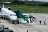 Penumpang keluar dari pesawat di Bandara Banyuwangi, Jawa Timur, Sabtu (16/5/2020). Setelah aktivitas penerbangan ditutup untuk menghindari penyebaran wabah COVID-19, mulai hari ini penerbangan kembali dibuka dengan  menerapkan protokol pencegahan penularan COVID-19. Antara Jatim/Budi Candra Setya/zk