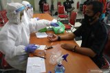 Petugas medis melakukan rapid tes atau tes cepat pada seorang jurnalis di Laboratorium Dinas Kesehatan, Malang, Jawa Timur, Senin (18/5/2020). Rapid test tersebut dilakukan untuk mencegah penyebaran COVID-19 setelah kawasan Malang Raya yang terdiri Kota Malang, Kabupaten Malang dan Kota Batu resmi ditetapkan sebagai zona merah dan melakukan Pembatasan Sosial Berskala Besar (PSBB). Antara Jatim/Ari Bowo Sucipto/zk