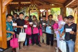 Politikus Gerindra bagi THR dan bingkisan Lebaran dari rumah ke rumah