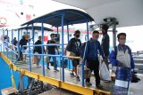 Pemudik turun dari kapal di Pelabuhan Ketapang, Banyuwangi, Jawa Timur, Selasa (19/5/2020). Pada H-5 arus mudik lebaran Idul Fitri di Pelabuhan Ketapang terpantau ramai penumpang pejalan kaki dari Pulau Bali, sedangkan dengan tujuan Pulau Bali didominasi angkutan logistik. Antara Jatim/Budi Candra Setya/zk.