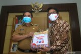 Sales Area Manager Pertamina Kalbar Weddy Surya Windrawan (kanan) secara simbolis menyerahkan bantuan sembako kepada Wakil Wali Kota Pontianak Bahasan (kiri) di Kantor Pemerintah Kota Pontianak, Kalimantan Barat, Selasa (19/5/2020). Pertamina Kalbar memberikan bantuan sebanyak 1200 paket lengkap sembako untuk masyarakat di tiga kelurahan yaitu Parit Tokaya, Akcaya dan Kota Baru di Pontianak Selatan guna meringankan beban ekonomi warga setempat yang terdampak pandemi COVID-19. ANTARA FOTO/Jessica Helena WuysangJESSICA HELENA WUYSANG/JESSICA HELENA WUYSANG (JESSICA HELENA WUYSANG/JESSICA HELENA WUYSANG)