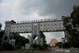 Pintu masuk kawasan makam Gus Dur di Pondok Pesantren Tebuireng, Kecamatan Cukir, Kabupaten Jombang, Jawa Timur, Selasa (19/5/2020). Kawasan wisata religi ziarah makam Presiden keempat KH Abdurrahman Wahid atau Gus Dur di Ponpes Tebuireng yang biasanya ramai dikunjungi peziarah saat bulan Ramadhan ditutup sejak 16 Maret hingga batas waktu yang belum ditentukan akibat pandemi virus Corona. Antara Jatim/Syaiful Arif/zk.