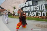 Sejumlah pemuda menggelar latihan seni tari barong di samping Museum Islam Indonesia KH. Hasyim Asyari, di kawasan Pesantren Tebuireng, Kabupaten Jombang, Jawa Timur, Selasa (19/5/2020). Kelompok seni tari barong itu memanfaatkan kawasan Museum untuk berlatih sembari menunggu waktu berbuka puasa. Antara Jatim/Syaiful Arif/zk.