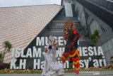 Sejumlah pemuda menggelar latihan seni tari barong di samping Museum Islam Indonesia KH. Hasyim Asyari, di kawasan Pesantren Tebuireng, Kabupaten Jombang, Jawa Timur, Selasa (19/5/2020). Kelompok seni tari barong itu memanfaatkan kawasan Museum untuk berlatih sembari menunggu waktu berbuka puasa. Antara Jatim/Syaiful Arif/zk.