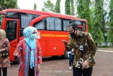BNI serahkan satu bus ramah lingkungan kepada Unhas