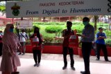 IKA FK Unhas salurkan bantuan bahan pokok bagi petugas kebersihan