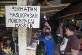 Pengunjung mengenakan masker saat berbelanja di Pasar Jojoran, Surabaya, Jawa Timur, Selasa (19/5/2020). Pasar tradisional tersebut dibuka kembali usai ditutup selama 14 hari untuk memutus penyebaran COVID-19 karena diduga salah satu pedagang terjangkit virus corona. Antara Jatim/Moch Asim/zk.