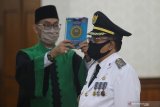 Rohaniawan mengambil sumpah Wali Kota Blitar Santoso (kanan) saat pelantikan di Gedung Negara Grahadi, Surabaya, Jawa Timur, Selasa (19/5/2020). Santoso resmi menjabat sebagai Wali Kota Blitar untuk sisa masa jabatan periode 2016-2021 menggantikan M Samanhudi Anwar yang diberhentikan karena terbukti secara sah melakukan tindak pidana korupsi. Antara Jatim/Moch Asim/zk.