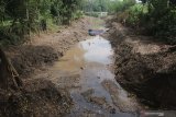 Suasana proyek pembangunan embung di Desa Tugurejo, Kediri, Jawa Timur, Selasa (19/5/2020). Pemerintah daerah setempat membangun embung seluas 15 meter x 170 meter sebagai wahana wisata baru bernama Sumber Pethuk Telaga Agung guna meningkatkan pendapatan desa sekaligus meningkatkan ekonomi masyarakat sekitar. Antara Jatim/Prasetia Fauzani/zk.