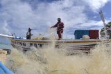 Nelayan memperbaiki jaring di kawasan Pantai Kedonganan, Badung, Bali, Selasa (19/5/2020). Selama masa pandemi COVID-19, aktivitas nelayan di kawasan itu tetap berjalan normal dengan menerapkan sejumlah protokol kesehatan seperti wajib mengenakan masker dan menjaga jarak untuk mencegah penyebaran COVID-19. ANTARA FOTO/Fikri Yusuf/nym.